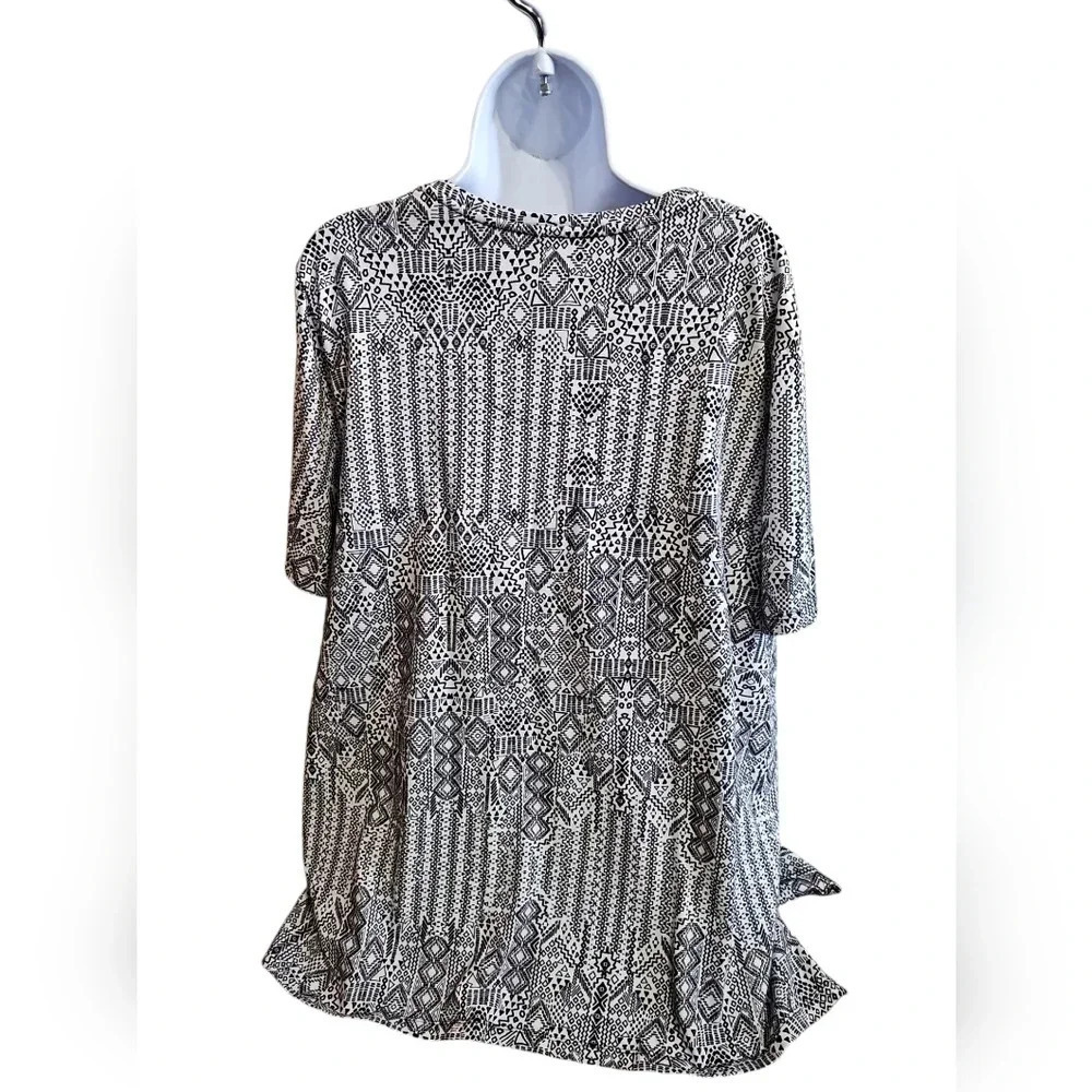 Catherines Womens 1X 18 20W Black White Geometric Print Top Easy Fit Plus Size - Picture 3 of 7